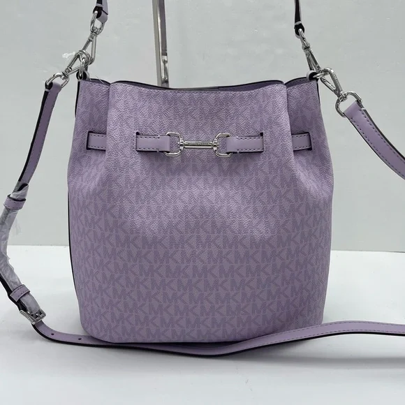 MICHAEL KORS Carson Md Sign Logo Convertible Bucket Cross Shoulder
Lt Quartz
NWT - Picture 16 of 16